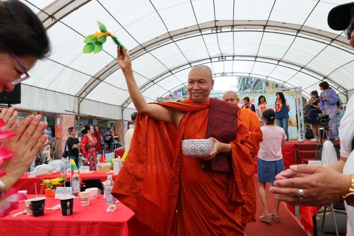 《圖說》「2026緬甸新年浴佛」今日在中和華新街舉行,恭請緬甸高僧祈福灑淨。〈文化局提供〉