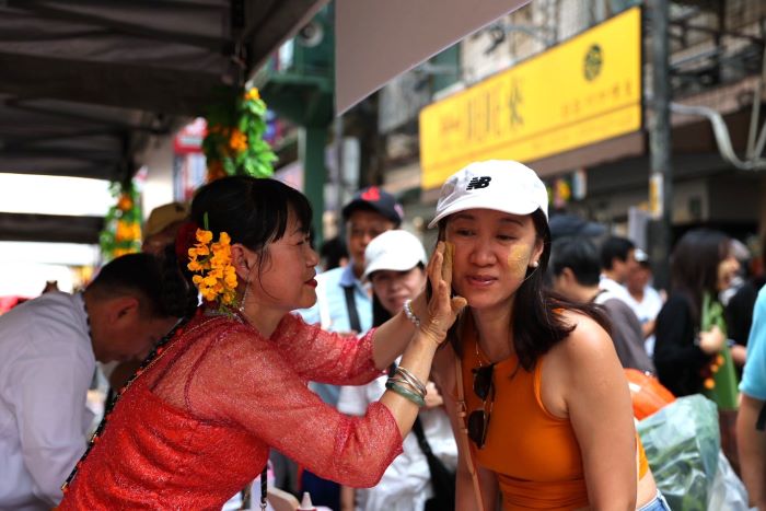 《圖說》「2026緬甸新年浴佛」體驗攤位,讓民眾感受滿滿的異國風情。〈文化局提供〉