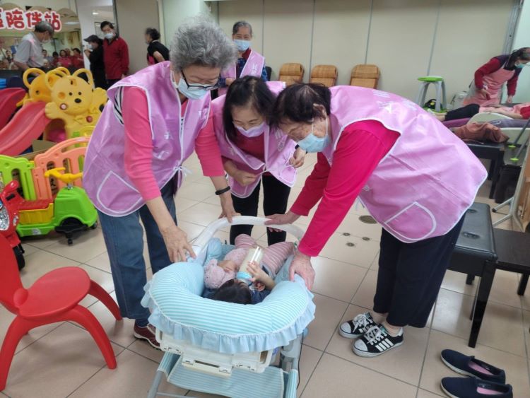 《圖說》永和民權社區的「爺奶熊寶貝」運用培訓的合格保母幫忙照顧社區嬰幼兒。〈社會局提供〉