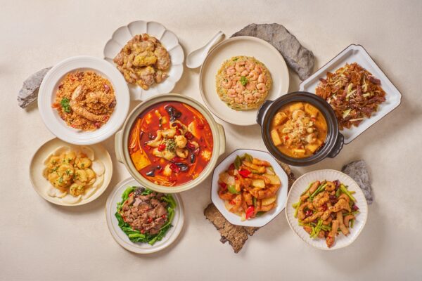 微風復興店推出限定粵式熱炒與茶樓經典美饌，強調高溫快炒的精湛鑊氣，如：避風塘蒜香大蝦、貴妃糖醋咕咾肉、乾炒牛河...等14品、豐富層次，滿足多樣化餐點需求。圖/緯豆集團_點點心Signature提供 