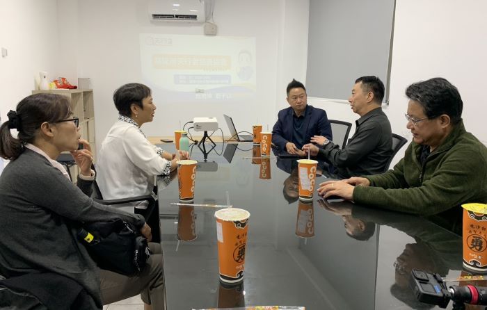 《圖說》李昌萬總經理(中)與輔導會池玉蘭處長(左二)、基隆市榮服處長方正(右二)等一行人意見交流,並親做企業及公益事業運作狀況簡報。〈基隆榮服處提供〉