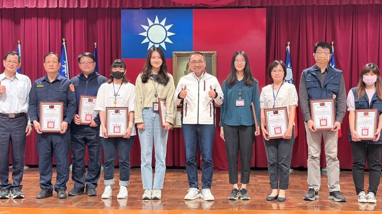 《圖說》市長侯友宜於治安會報頒獎表揚公共安全聯合稽查工作人員合影。〈警察局提供〉