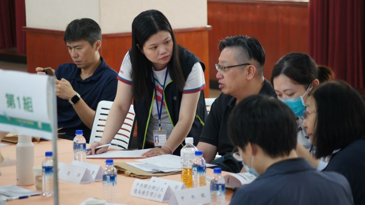 《圖說》台電台北市區營業處服務專員與用戶代表進行桌邊服務，針對各類用電疑問提供精確諮詢。〈台北市區處提供〉