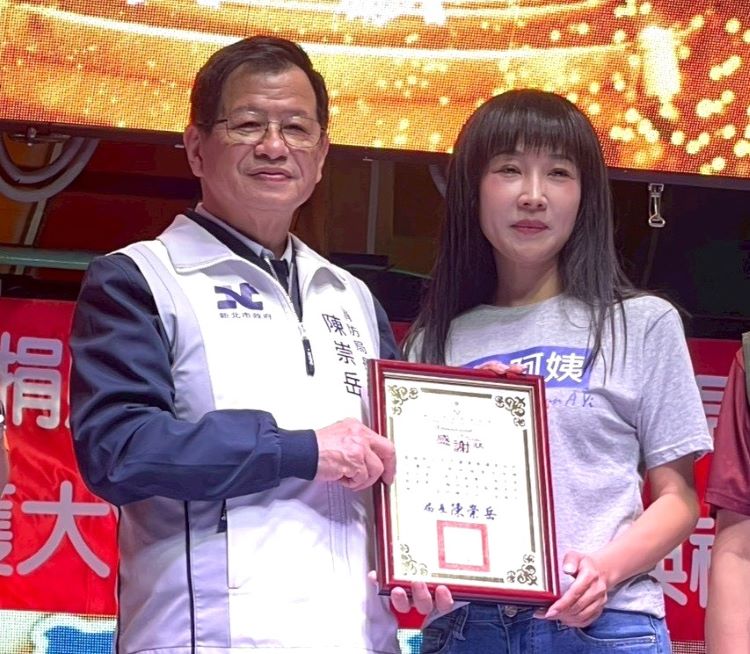 《圖說》消防局長陳崇岳回贈引薦人議員蔡淑君感謝狀。〈消防局提供〉