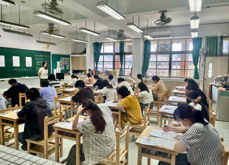 《圖說》新北國小暨幼兒園教甄、各科考生振筆疾書,爭取高分好成績。〈教育局提供〉