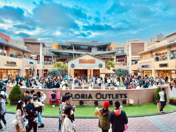 全台首座美式露天Outlets「華泰名品城」坐落桃園高鐵站與機場捷運A18站旁,結合開放式街區與國際品牌進駐,成為青埔高鐵生活圈的重要商業地標。圖/桃園市政府