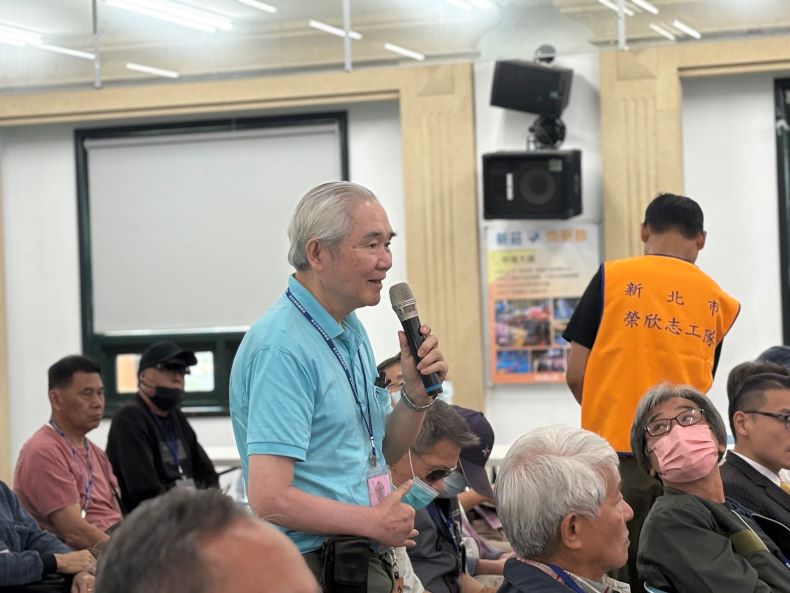 《圖說》退除役官兵踴躍發言，透過座談會正向交流互動。〈新北榮服處提供〉