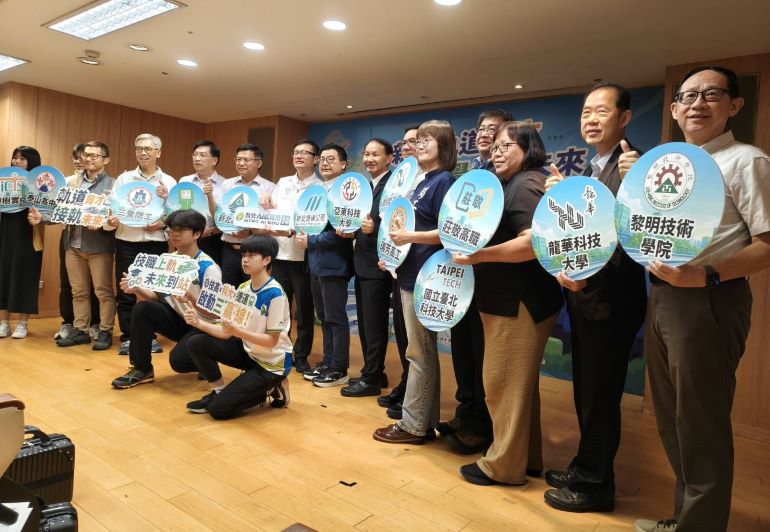 《圖說》新北軌道人才培育產學合作策略聯盟,讓學生在學期間即可接觸軌道運輸產業現場,提早累積經驗,也為新北培養更多專業技術人才。〈記者葉柏成攝〉