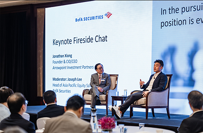圖右為 Arrowpoint Investment Partners 創辦人兼投資總監／行政總裁 Jonathan Xiong，於 BofA Securities 亞太區股票銷售主管 Joseph Lee 主持的主題爐邊對談中發言。
