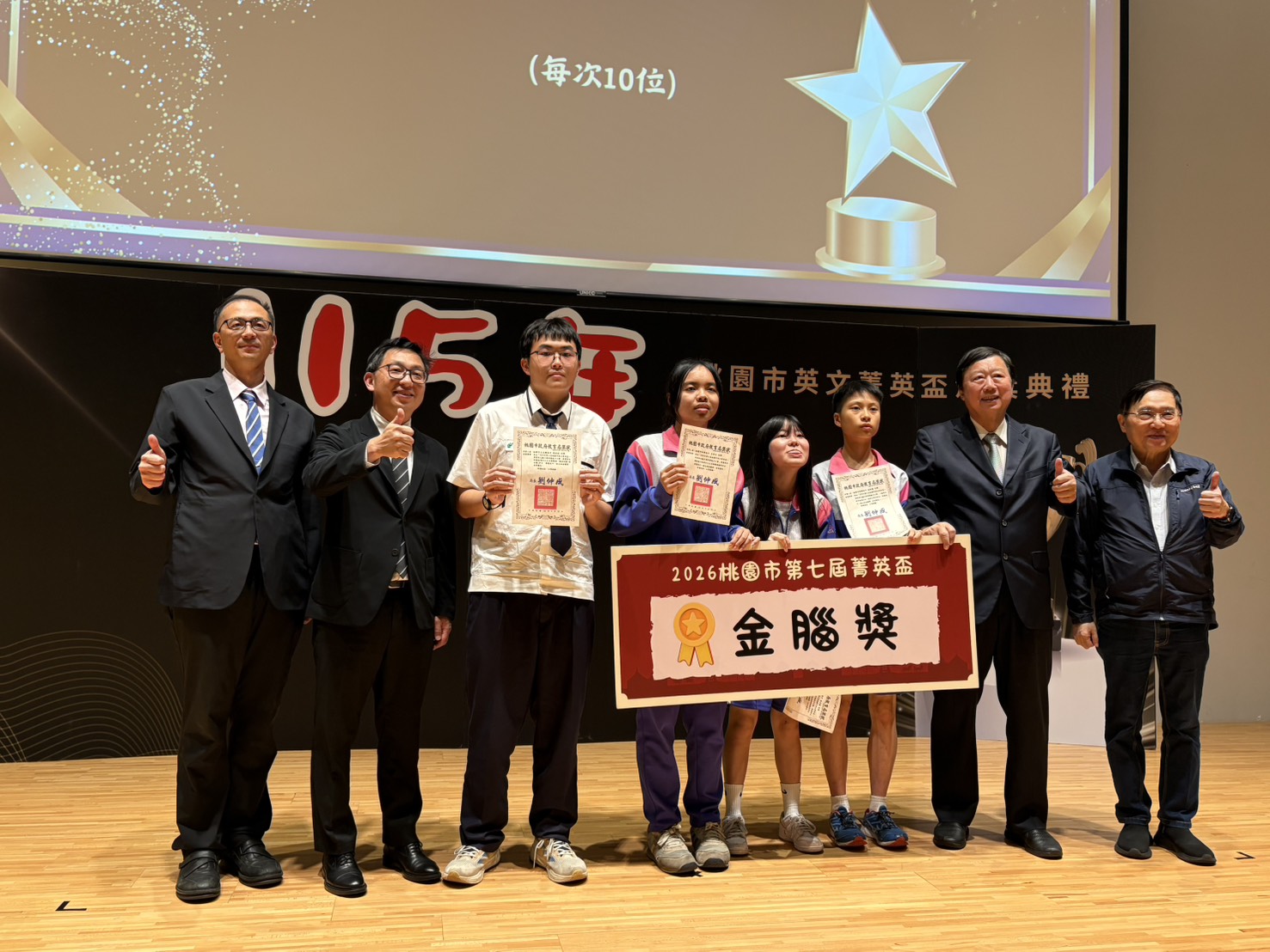 蘇俊賓回母校畢典穿「運動服」憶當年 送驚喜彩蛋祝福畢業生 S 9347088 0 0