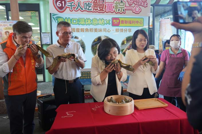 張麗善縣長品嚐鰻魚粽,讚不絕口。