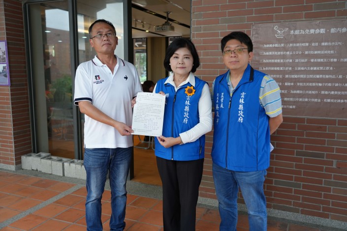 雲林縣乳牛生產合作社理事主席陳良雄代表酪農向縣長張麗善遞交陳情書,請縣府協助反映酪農困境。