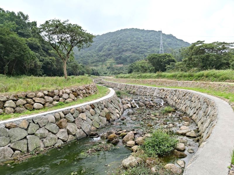 《圖說》「金山區南勢湖72號附近護岸山陀兒颱風復建工程」-採用生態友善工法,減少混凝土使用,砌石護岸。〈農業局提供〉