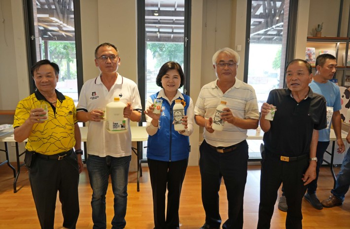縣長張麗善與酪農促銷雲林優質牛乳。
