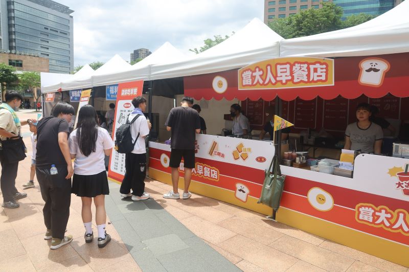 《圖說》推出「當大人早餐店」、「當大人福利社」等限定場景。〈教育局提供〉