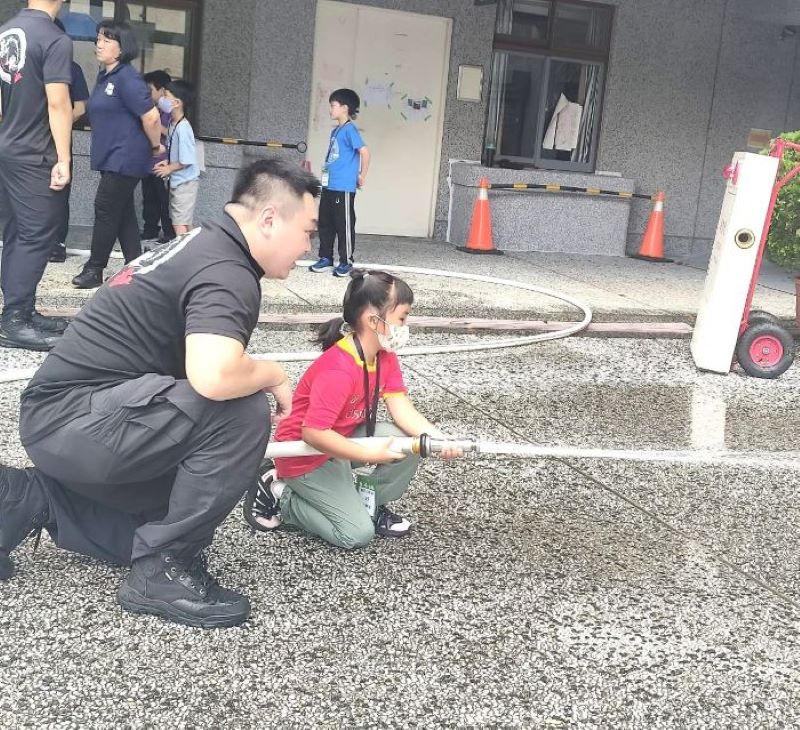 《圖說》消防夏令營擬真射水訓練。〈第七大隊提供〉