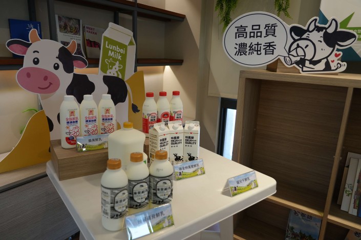 縣府持續推動「崙背鮮乳」、「貓兒干鮮乳」等在地品牌,讓「在地生產、在地消費」形成良性循環。