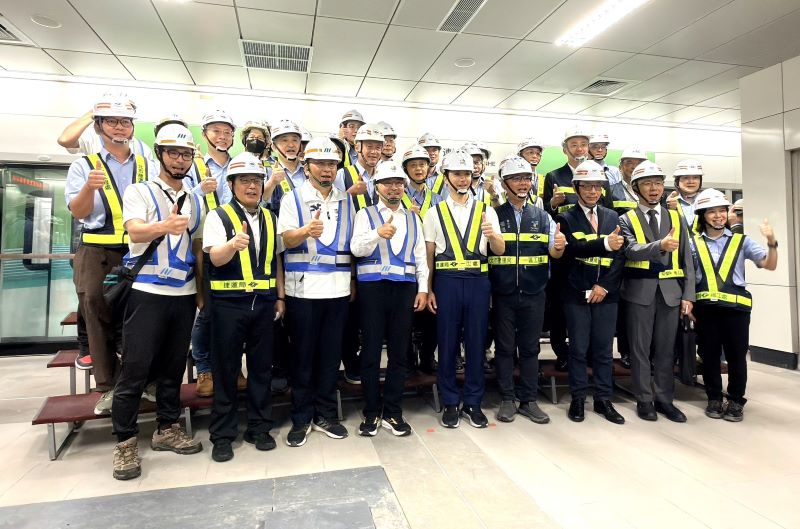 《圖說》萬大中和線施工團隊合影，前排左  捷運局長李政安。〈捷運局提供〉