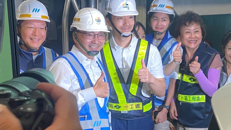 《圖說》侯友宜市長攜手蔣萬安市長視察萬大中和線。〈捷運局提供〉