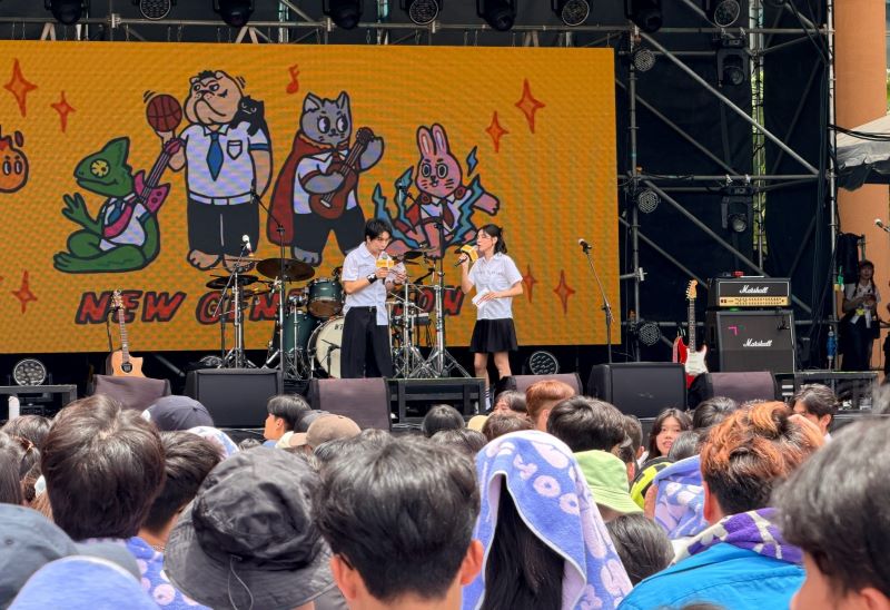 《圖說》派翠克、宇珊搭檔主持串起雙舞臺演出。〈教育局提供〉