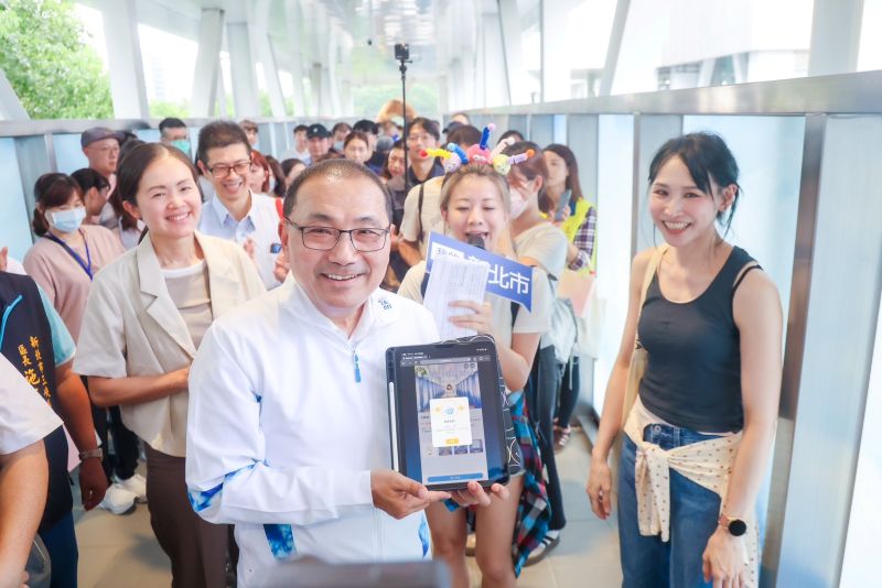 《圖說》「我的星際好友─乘著三鶯去旅行」實境解謎活動，於頂埔站、三峽站、臺北大學站、鶯歌車站及陶瓷老街站五個站點，打造專屬解謎關卡，讓搭乘捷運成為探索城市的新體驗。〈新聞局提供〉