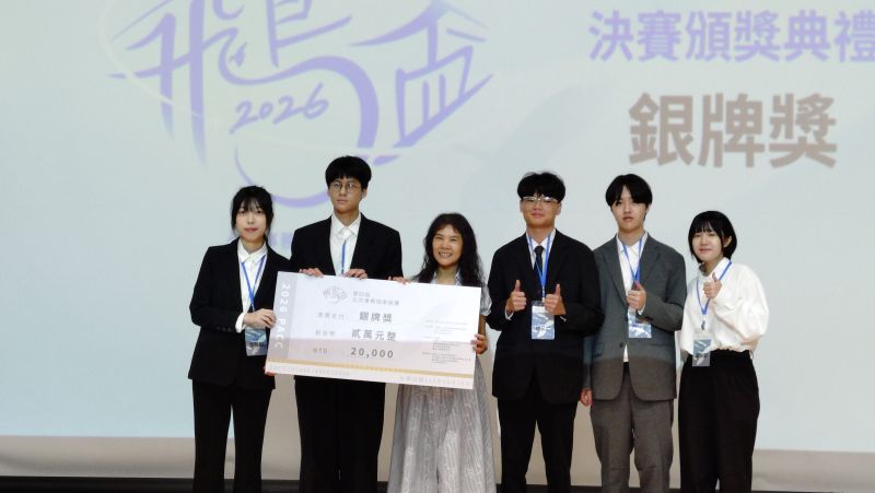 《圖說》「霹靂火車嘟嘟」團隊針對臺鐵簡易站及招呼站閒置問題,提出「地方月台Local Platform」共生驛站計畫,獲銀牌獎肯定。〈青年局提供〉