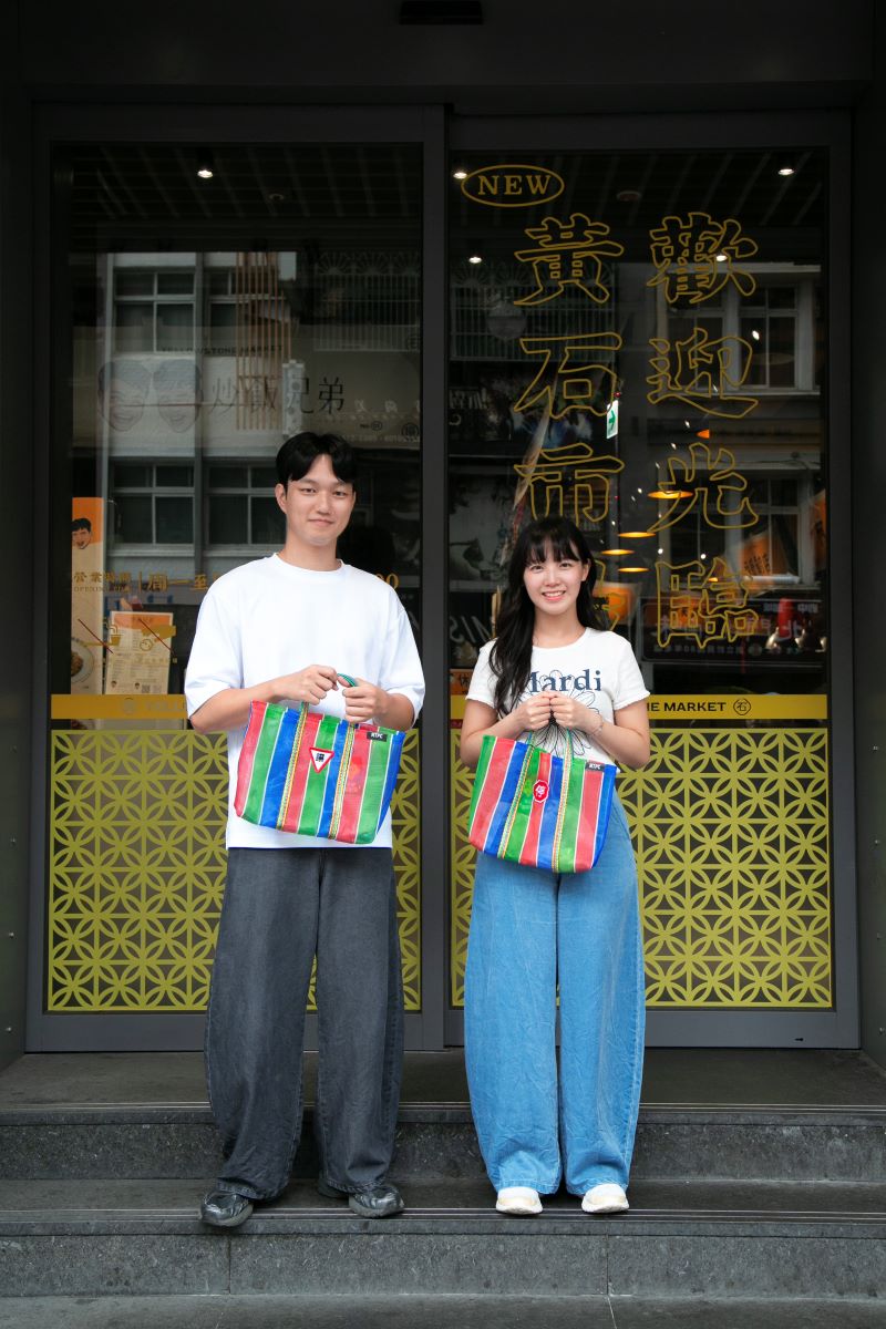 《圖說》帶著平安茄芷袋去買菜,讓每一次採買,都能平安出門、安心回家。〈新聞局提供〉