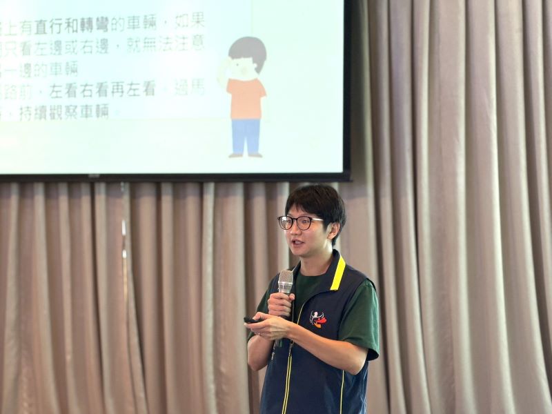 《圖說》家防官陳彥甫向小朋友們宣導交通安全知識。〈海山分局提供〉