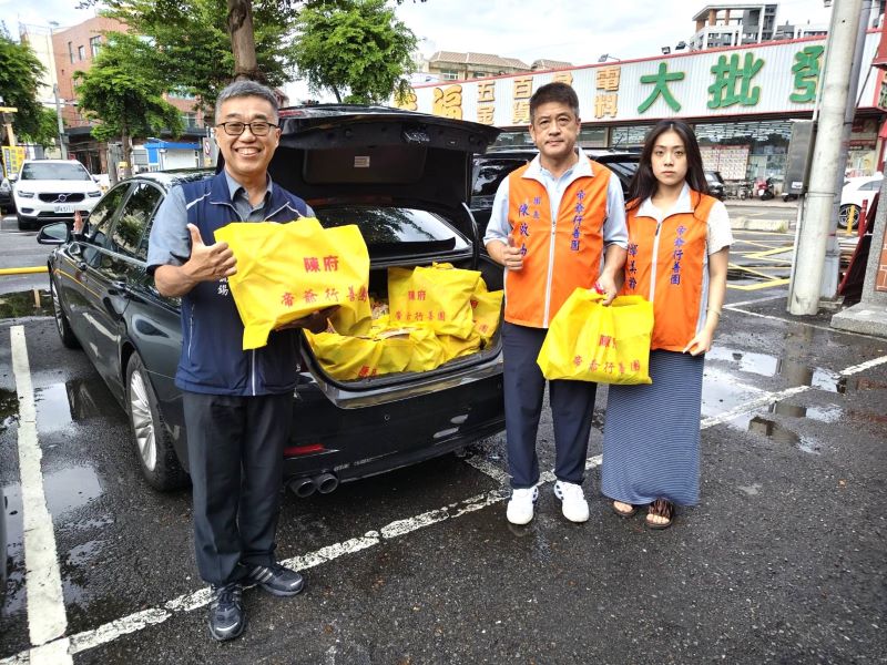 《圖說》和美福德宮及彰化帝爺行善團聯合捐贈善心物資南投縣榮服處長李毓錫(左)代表受贈。〈南投榮服處提供〉
