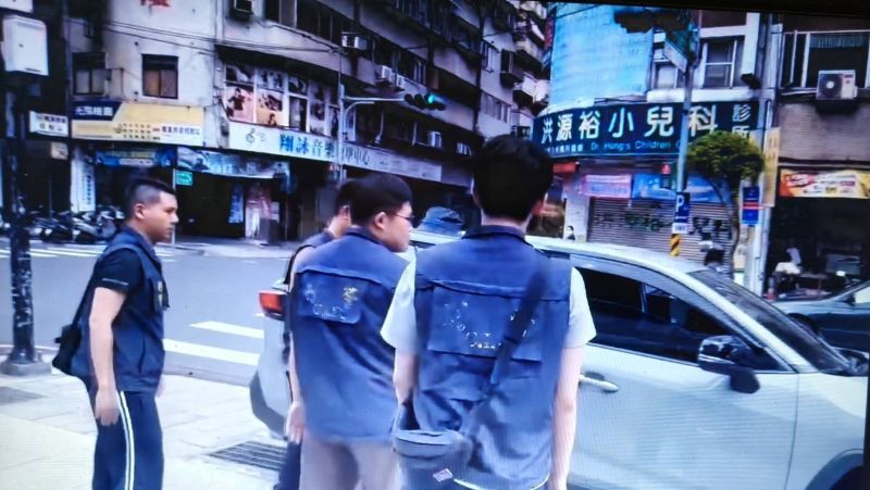 《圖說》押解涉嫌人移送法辦。〈永和分局提供〉